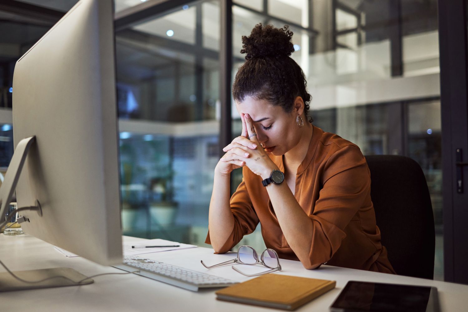 why new employees leave in first 90 days — new hire looking disengaged during first week at small business